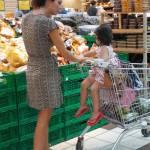 Laura Torrisi, la compagna di Pieraccioni mamma perfetta al supermercato02
