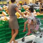 Laura Torrisi, la compagna di Pieraccioni mamma perfetta al supermercato01