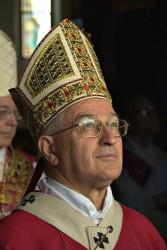 Da Trento. Arcivescovo Luigi Bressan ribadisce: “Gay si diventa. No al preservativo”.