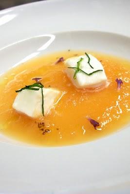 Zuppa di melone, mozzarella, basilico e lavanda