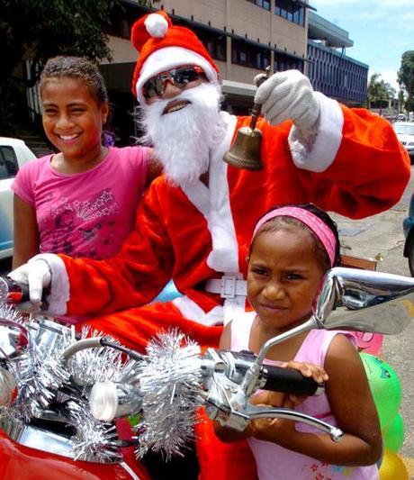 Babbo Natale consegna i done in bicicletta alle Fiji