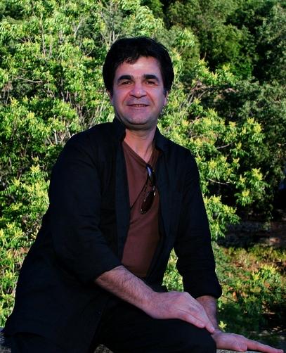 Sei anni di galera e vent’anni di divieti: così l’Iran “premia” il grande regista Jafar Panahi