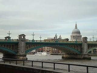 Passeggiata sul fiume: The Anchor. Uno dei più antichi pub di Londra. The Globe Theater, rivive il genio di Shakespeare. Millennium Bridge, verso Saint Paul Cathedral.