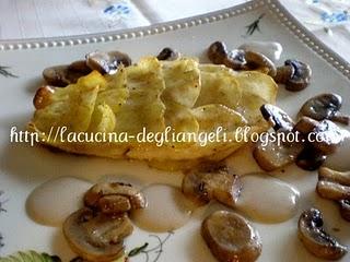 Filetto di persico in crosta di patate con salsa ai funghi champignon