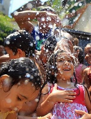 FOTO DEL GIORNO 23 DICEMBRE 2010 : I BAMBINI DI RIO  FESTEGGIANO IL NATALE ESTIVO