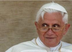 Benedetto XVI all’Angelus ribadisce la centralità della famiglia tradizionale.