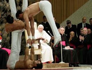 Nudi dal Papa i Fratelli Italiani del Gay Circus