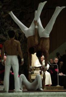 Nudi dal Papa i Fratelli Italiani del Gay Circus