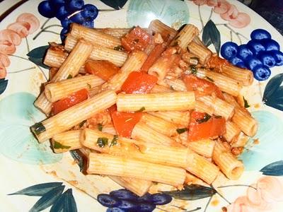 RIGATONI CON TONNO E PEPERONI ROSSI