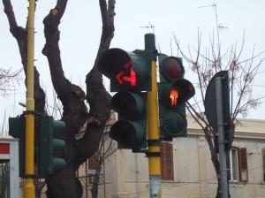 Sul viale Calabria i semafori sono in “settimana bianca”