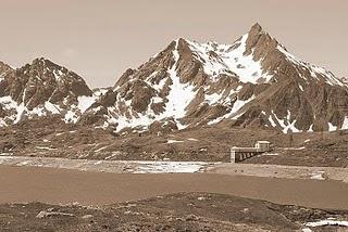 La diga di cartapesta; la tragedia del lago Castel