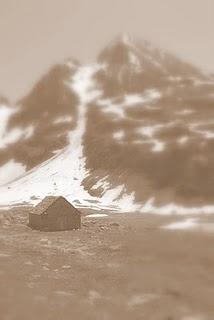 La diga di cartapesta; la tragedia del lago Castel