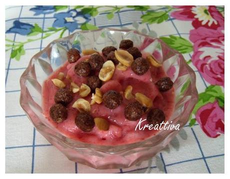 Gelato di fragola arricchito con nocciole e palline di cereali al cioccolato