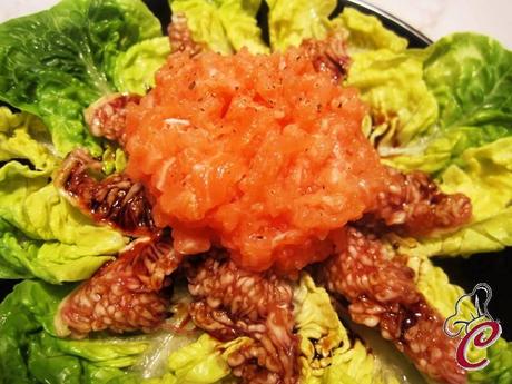 Tartare di salmone in un fico e ciò che si definisce una spesuccia veloce veloce