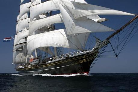 Torna in Italia il Clipper Stad Amsterdam. La formazione si fa in mare su un antico veliero.