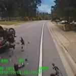 Incidente terrificante: motociclista contro auto, illeso. Video choc