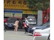 Cina, coppia litiga spoglia strada (Foto)