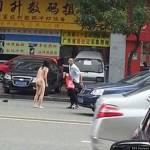 Cina, coppia litiga e si spoglia in strada (Foto)