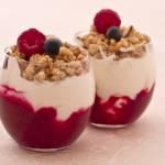 Ricette di dolci: coppette di yogurt con salsa ai frutti di bosco
