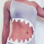 “Sharkini”, il bikini con il “morso” dello squalo che compri solo sul web