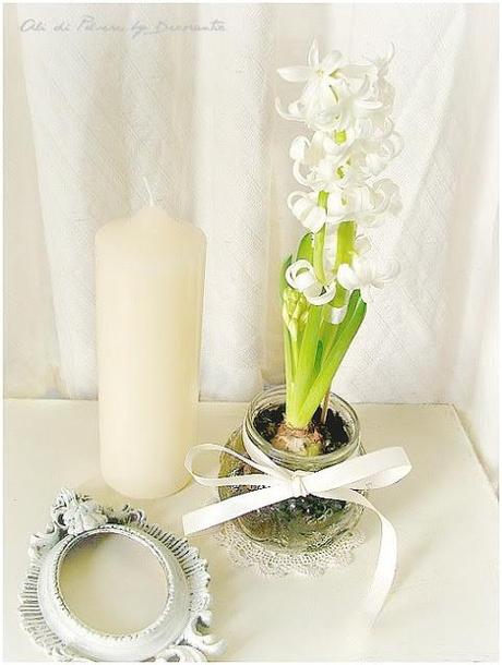 Il giacinto bianco ed un vasetto di vetro