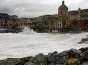 Castelluccio Genova-Pegli fuoco un’imbarcazione porticciolo