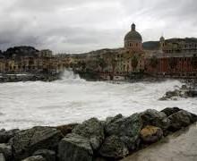 Castelluccio di Genova-Pegli A fuoco un'imbarcazione nel porticciolo