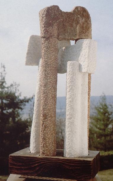 Giancarlo Sangregorio, Serse e i greci, 1991, Travertino rosso di Persia e marmo bianco scintillante del Brasile, H cm 160x50x50