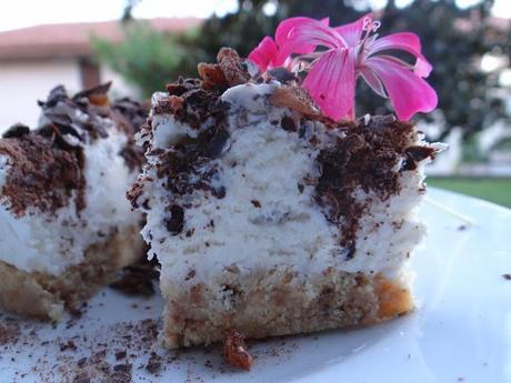 Cheesecake al cocco e uvetta al rum