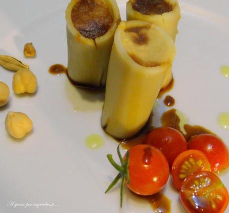 Paccheri con farcia di ceci al cardamomo e salsa piccante al caffè