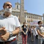 Piazza Montecitorio, flash mob per dire no alla legge contro l'omofobia02