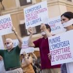 Piazza Montecitorio, flash mob per dire no alla legge contro l'omofobia10