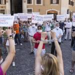 Piazza Montecitorio, flash mob per dire no alla legge contro l'omofobia12