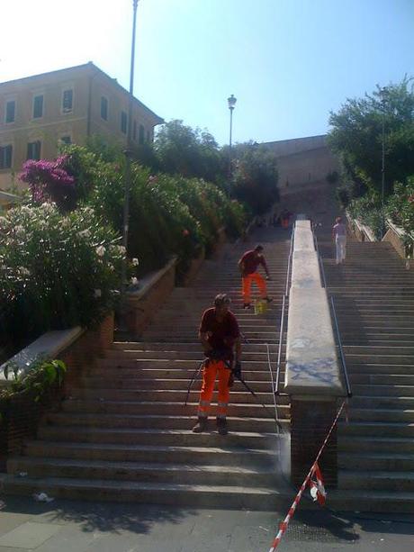 Vi ricordate la nostra segnalazione sul degrado fuori dalla stazione Cipro della MetroA? I Pics sono intervenuti e hanno sistemato un po'...