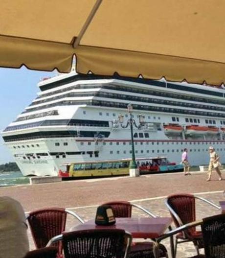 Grandi Navi a Venezia, la denuncia di Bettin: «La Sunshine a pochi metri dalla riva, vicino S. Marco»