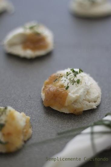 Tartine con caprino e mostarda di pere senapata 