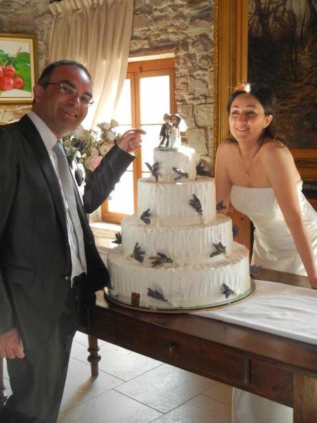 Il cake topper sulla torta di Claudia e il suo sposo