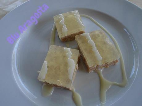 Delizie al limone e latte condensato su pasta di biscotti