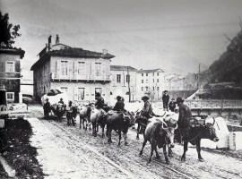 Seravezza. Trasporto di un blocco di marmo - foto tratta da Vecchia Versilia di Valeriano Cecconi - Tellini Editore 1981