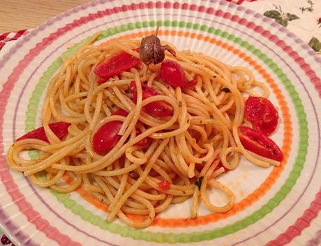 Spaghetti con pomodorini e acciughe