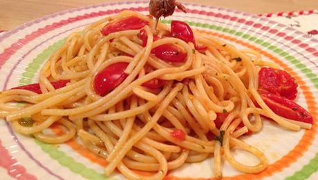 Spaghetti con pomodorini e acciughe