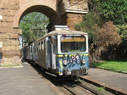 Immagine 4 : Treno che passa soto gli archi a Porta Maggiore