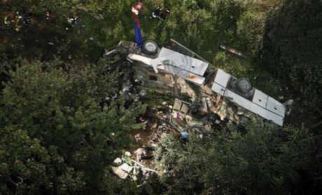 C 2 fotogallery 1023331  ImageGallery  imageGalleryItem 5 image Un autobus precipita in Irpinia giù da un viadotto: è una strage e si contano almeno 38 morti e numerosi feriti [Le foto dellincidente]