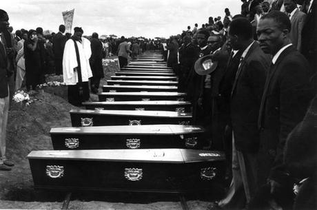 PAC Padiglione d’Arte Contemporanea,  mostra Rise and Fall of Apartheid - Peter Magubane, Funerali a Sharpeville