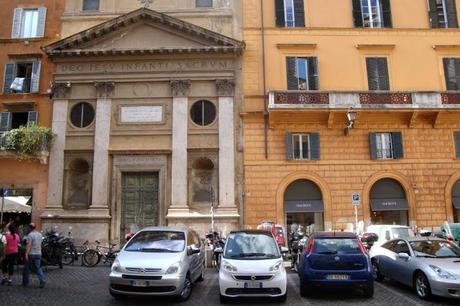 PIAZZETTE E CHIESETTE DEL CENTRO STORICO TRASFORMATE IN AUTORIMESSE A CIELO APERTO: NUOVA INFORNATA DI ORRORI!