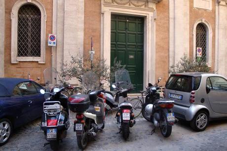 PIAZZETTE E CHIESETTE DEL CENTRO STORICO TRASFORMATE IN AUTORIMESSE A CIELO APERTO: NUOVA INFORNATA DI ORRORI!