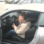 Figlio compra Mercedes, madre scoppia a piangere (Video)