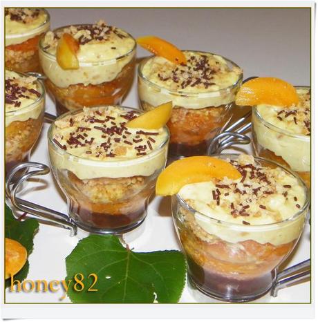 ALBICOCCHE RIPIENE CON CHANTILLY ALL'AMARETTO