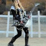 Avril Lavigne soldatessa sexy nel nuovo video “Rock’n Roll”