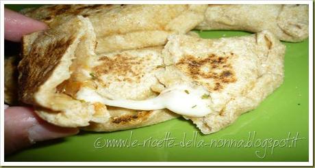 Panzerotti integrali con erbe aromatiche, pomodoro e mozzarella (12)